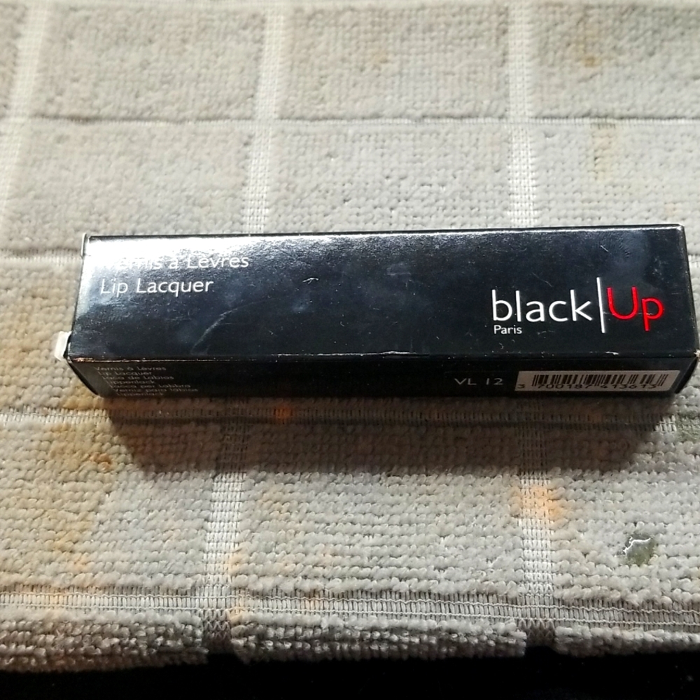 Black up lip gloss